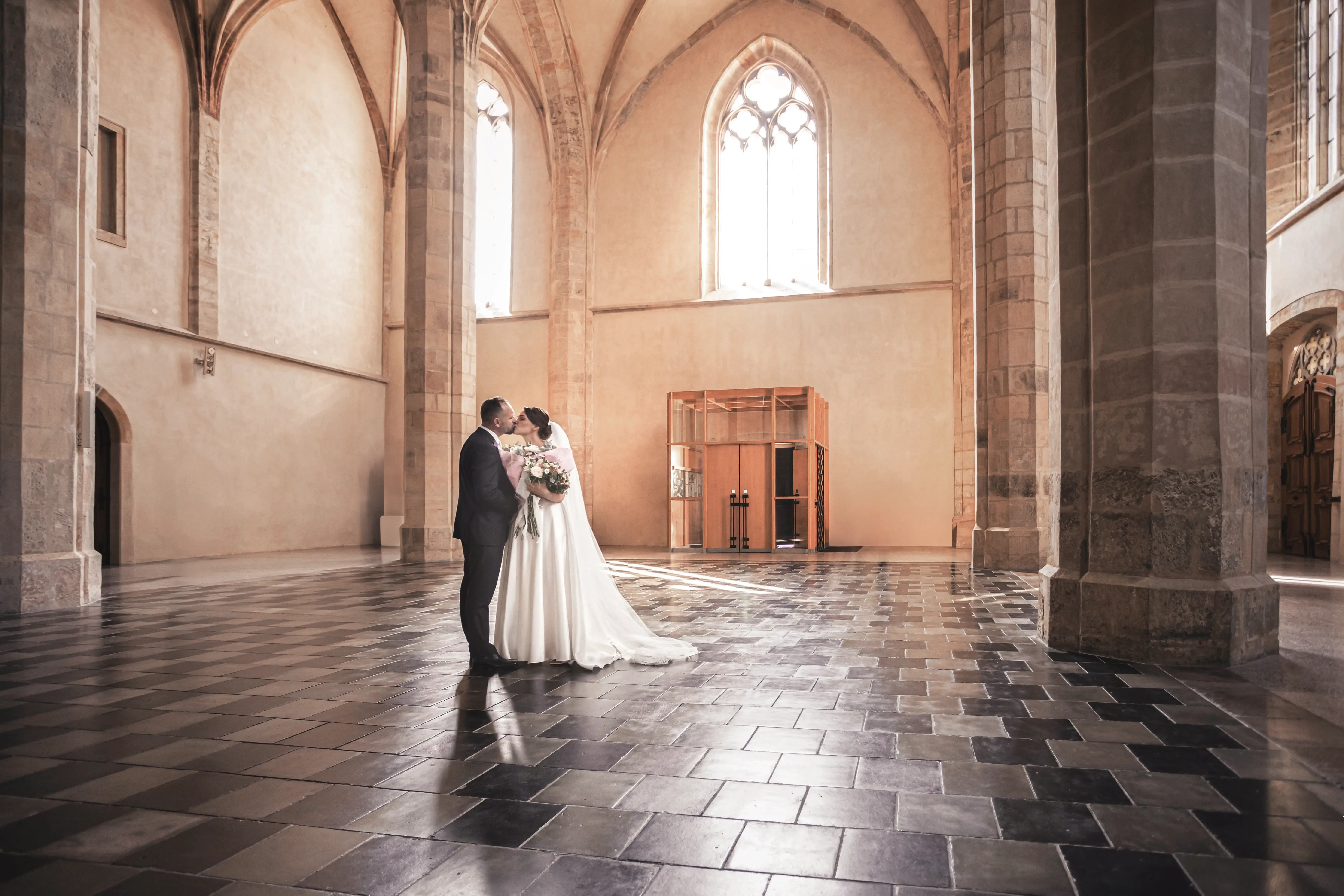 Novomanželé kostel